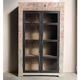houten boekenkast met glazen deuren