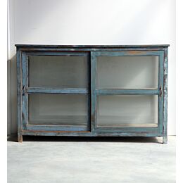 houten cabinet met glas