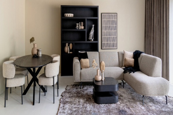 Heb je nog zwart in je interieur? Zo moderniseer je zonder het zwart weg te doen