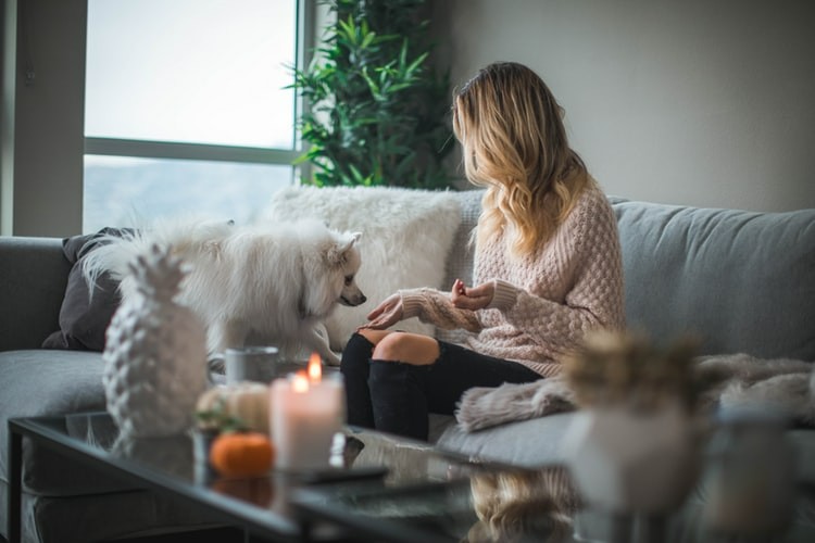 Woonkamer met vrouw en hond