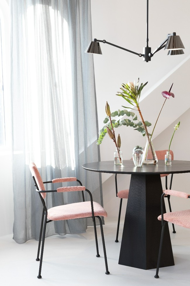 Zuiver tafel roze eetkamerstoel en lamp