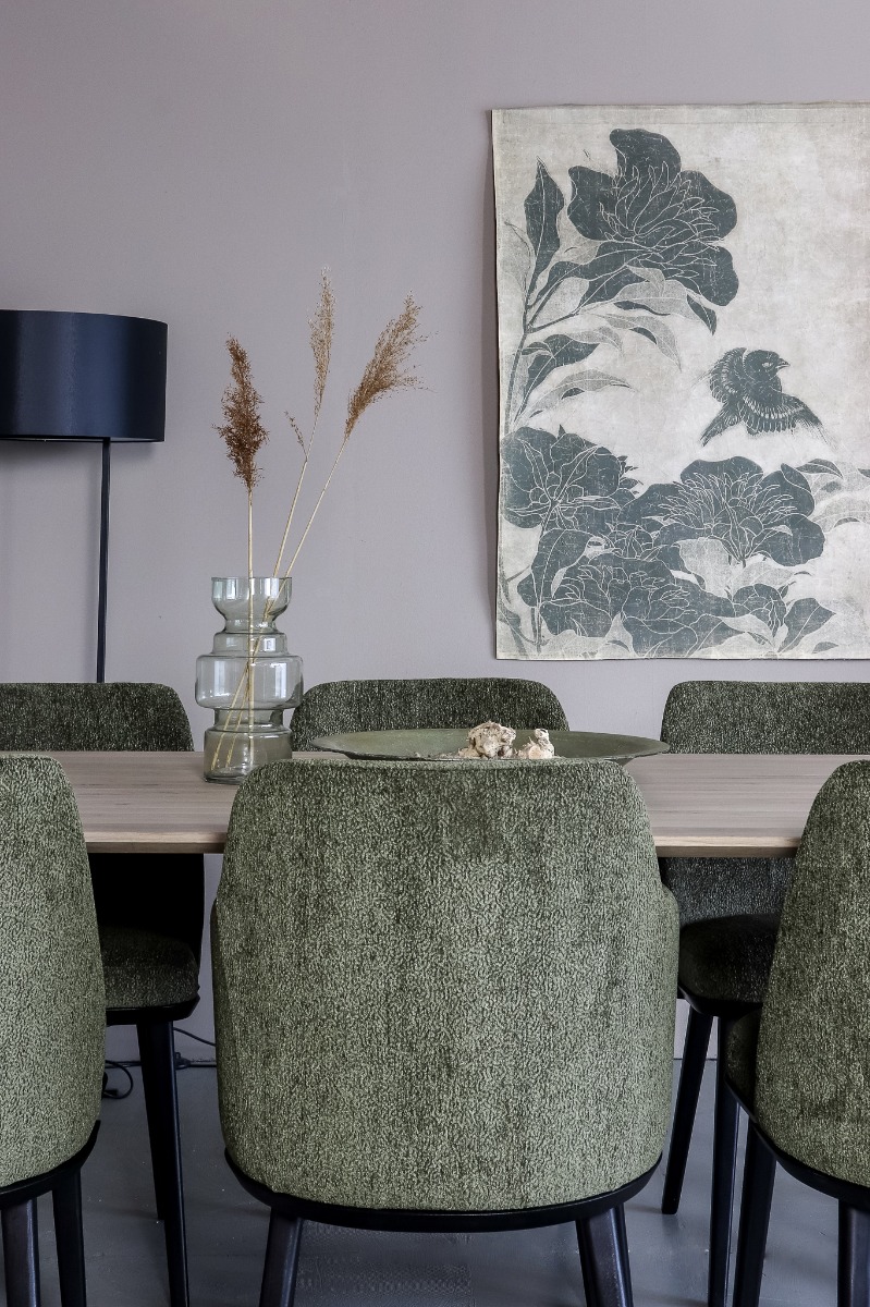 rechthoekige eettafel met groene stoelen