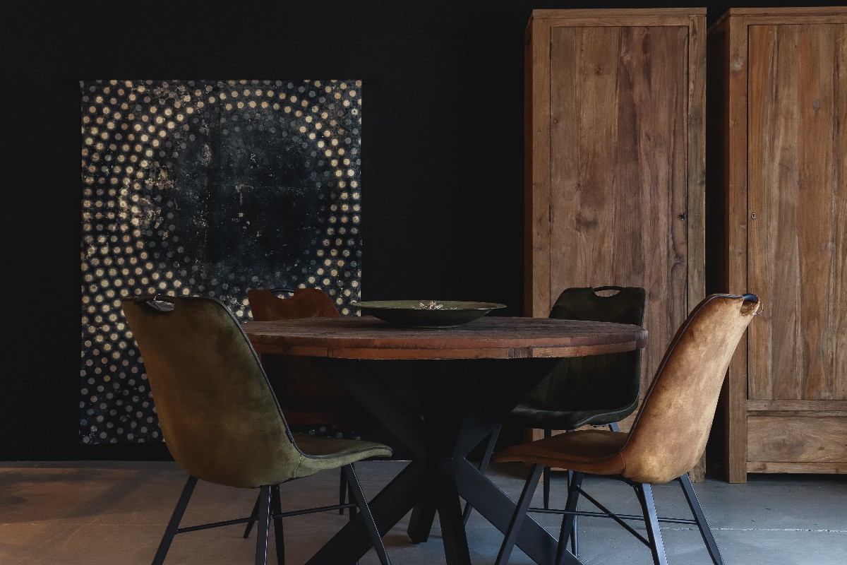 ronde eettafel donker interieur